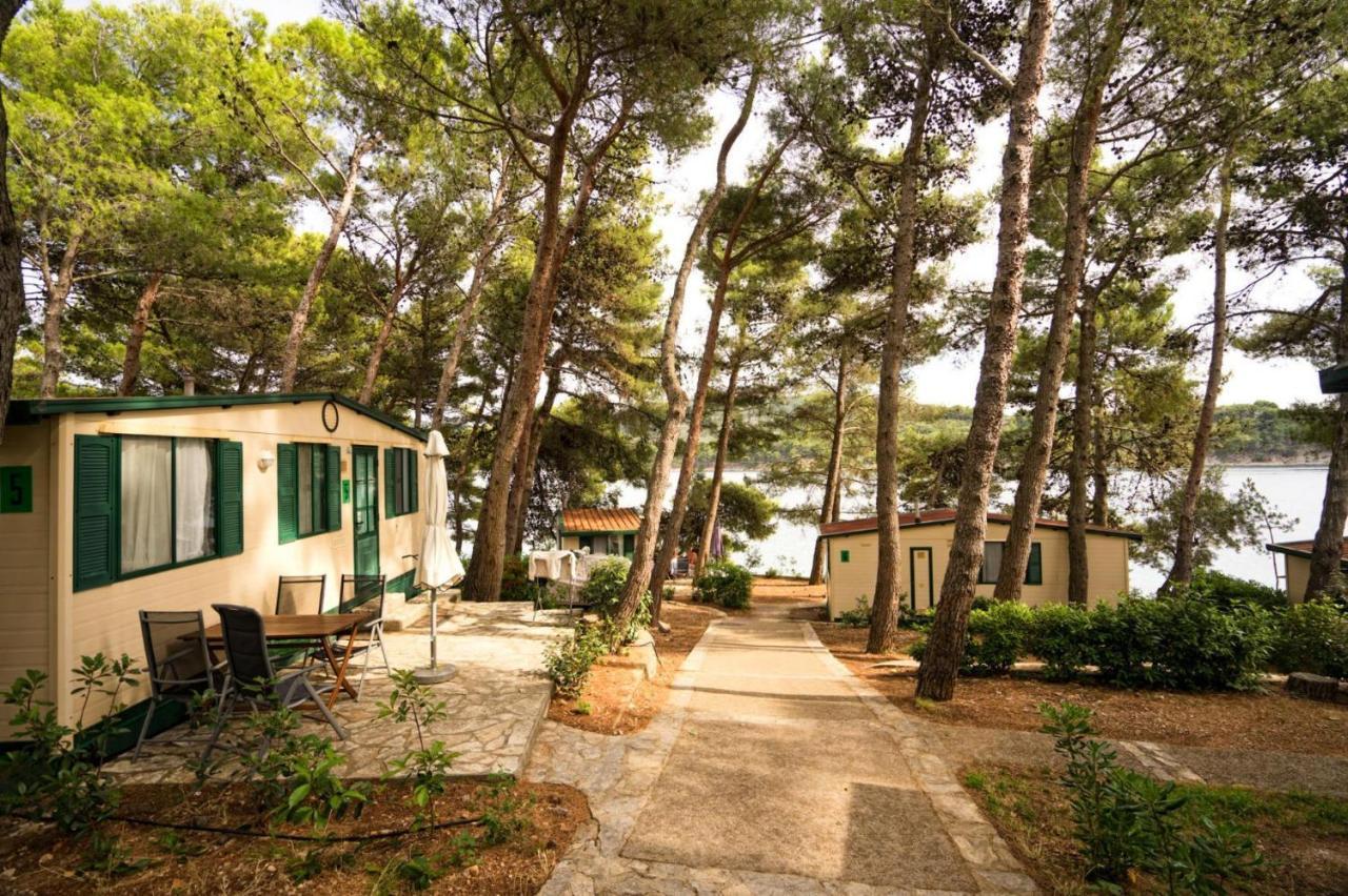 Mobile Homes In Camp Kovacine, Cres, With Long Pebble Beach Exterior photo